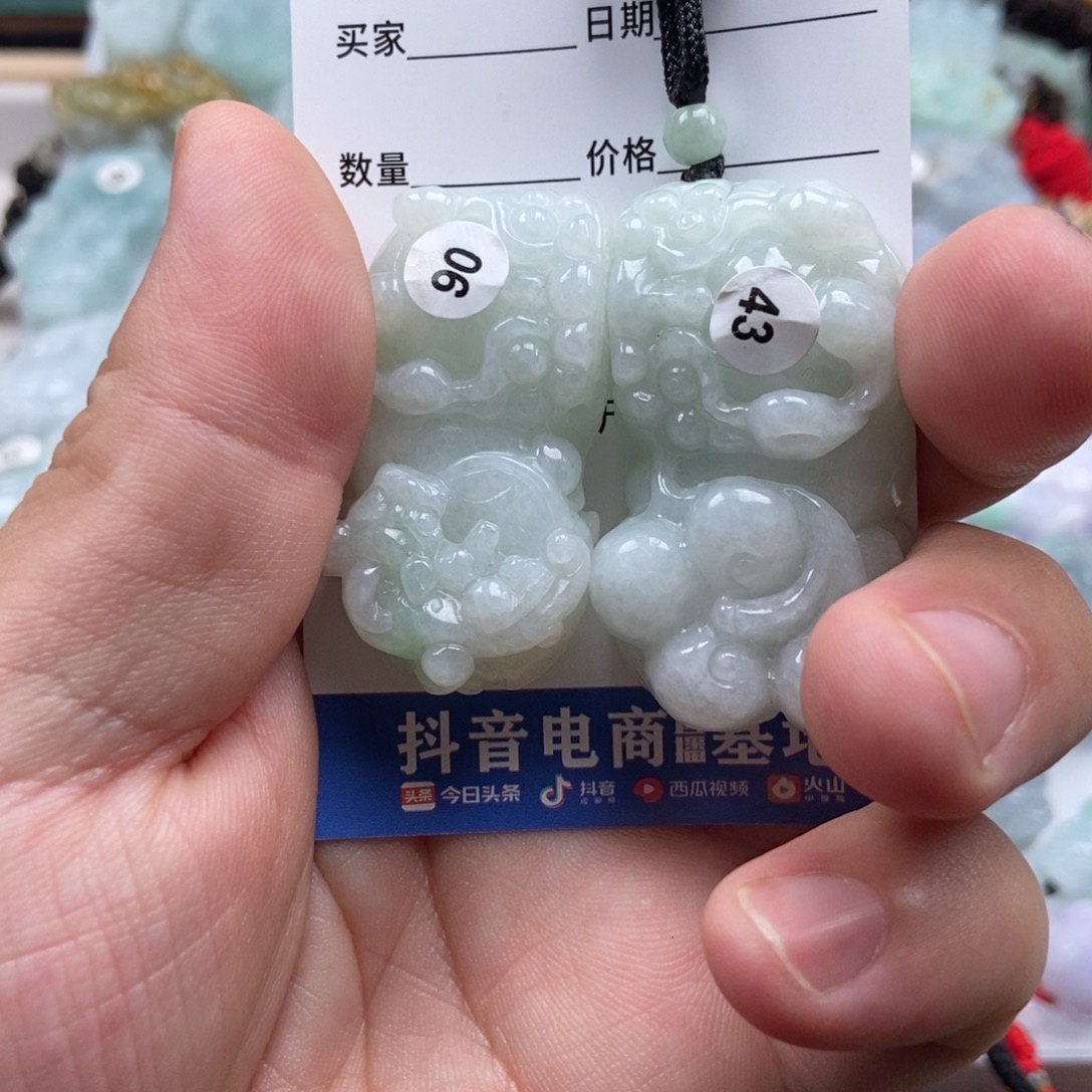 那***于翡翠未镶嵌颈饰霸王貔貅吊坠