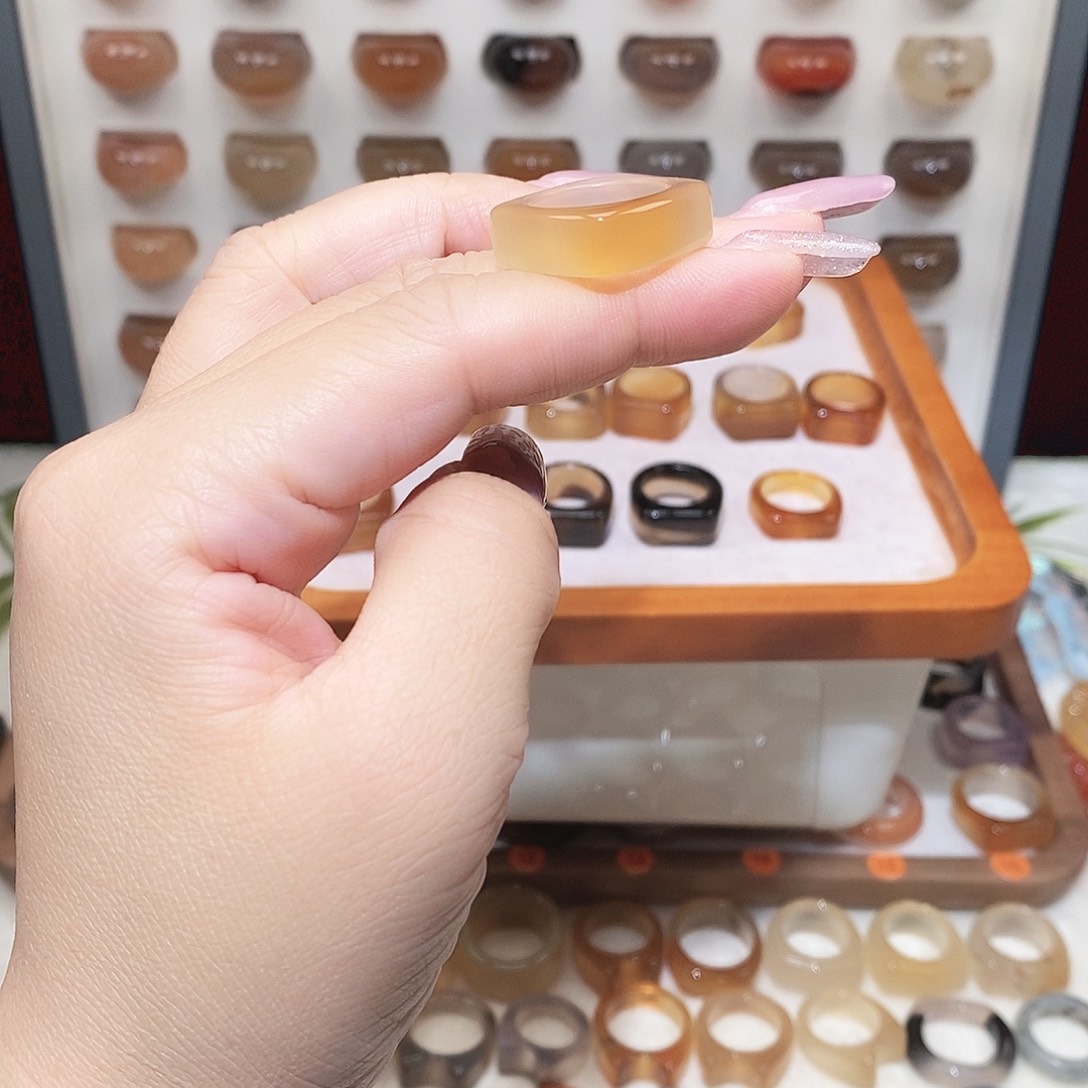 聿***桉玛瑙/玉髓未镶嵌戒指港12