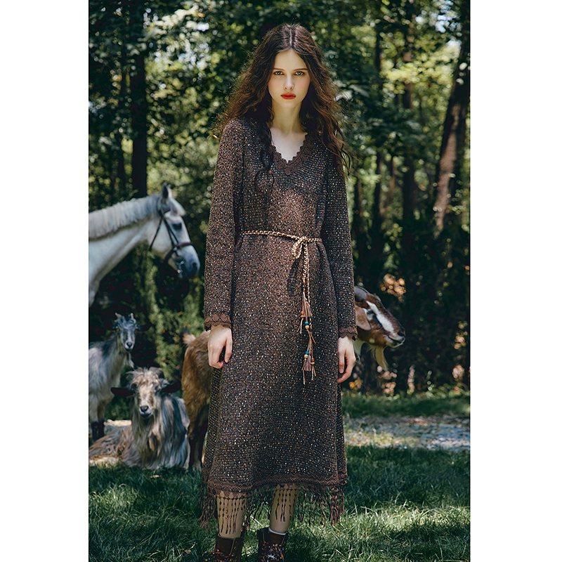 菀壹2025冬季新款v领蕾丝羊毛连衣裙流苏千金风长裙女Q06121559