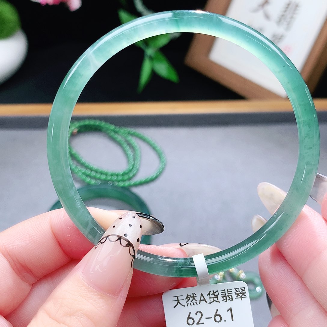 翡翠手镯（圆镯）未镶嵌