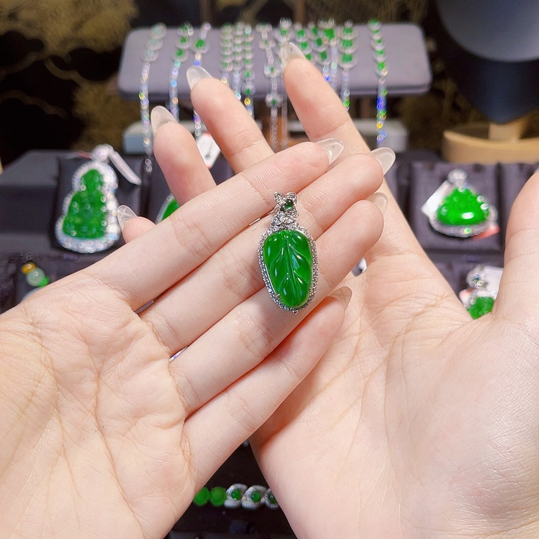 翡翠未镶嵌吊坠(不含链)我**崽叶子