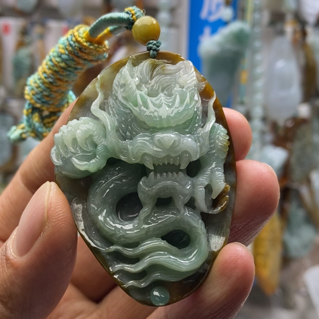 翡翠未镶嵌颈饰龙