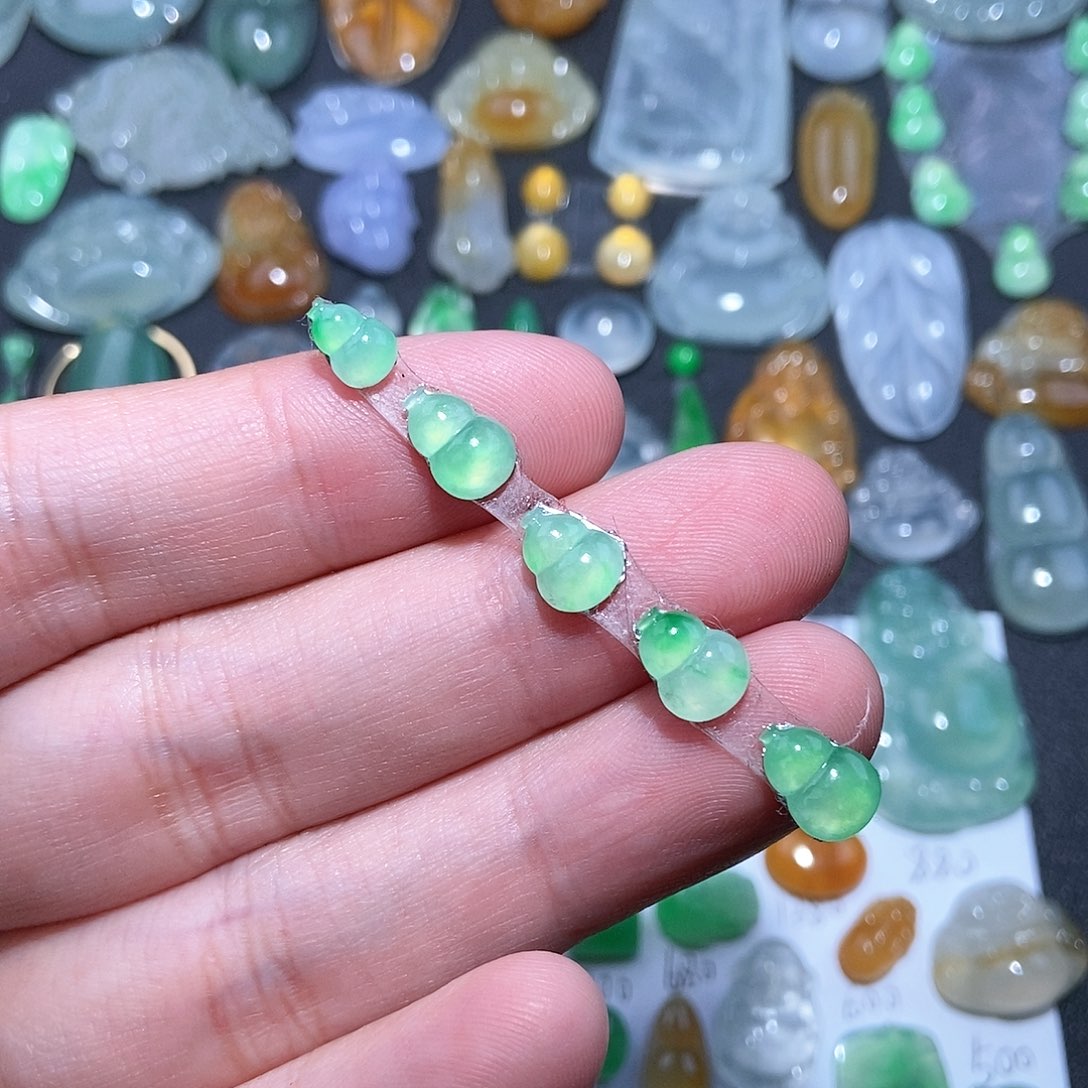 翡翠颈饰未镶嵌绿葫芦