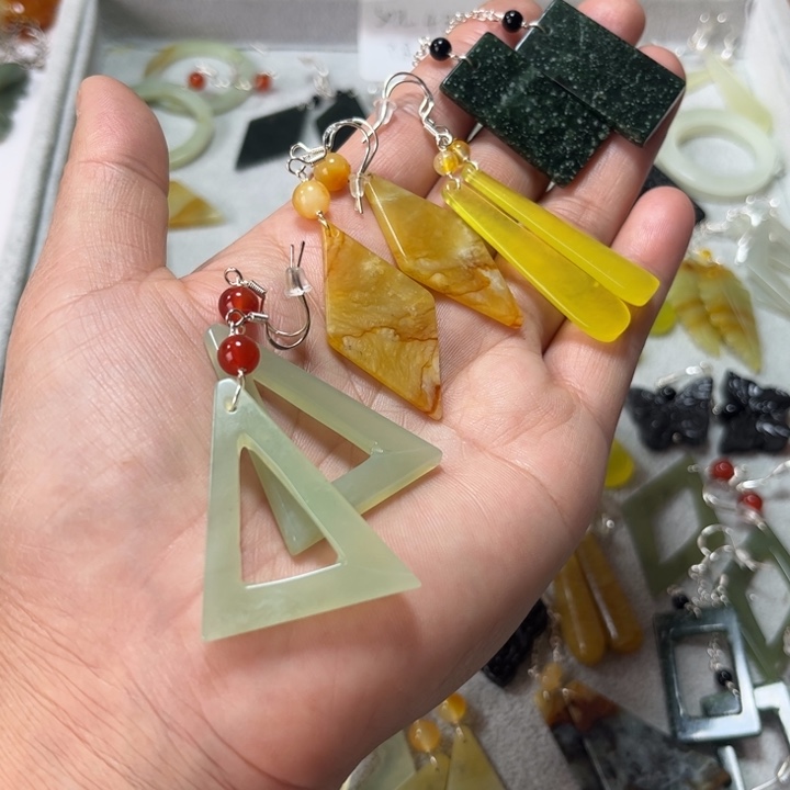 蛇纹石玉合金耳饰