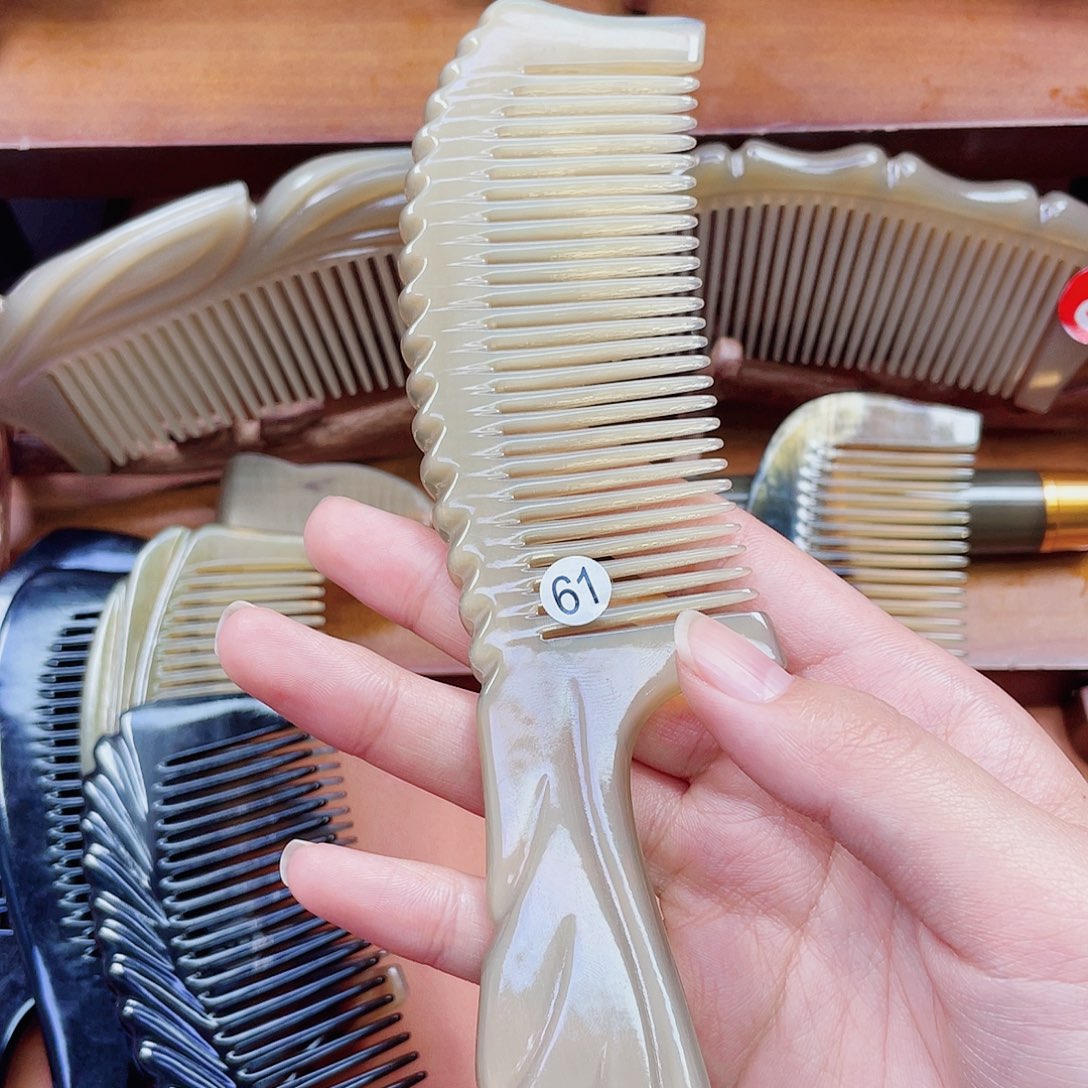 纯手工制作的牛角梳61小*?