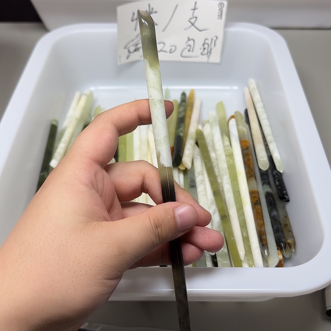 一***人蛇纹石玉未镶嵌发饰