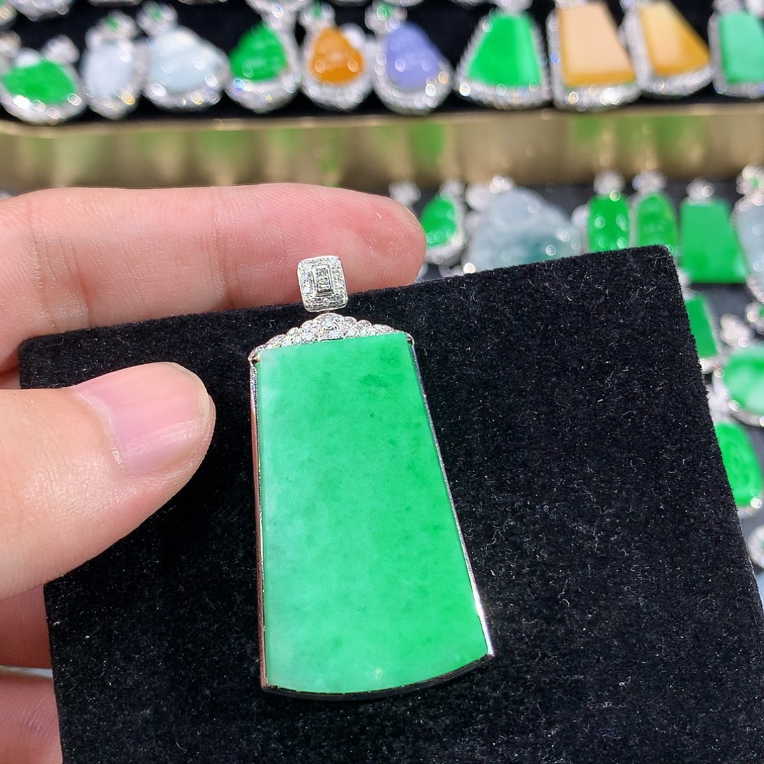 翡翠18K金镶嵌颈饰