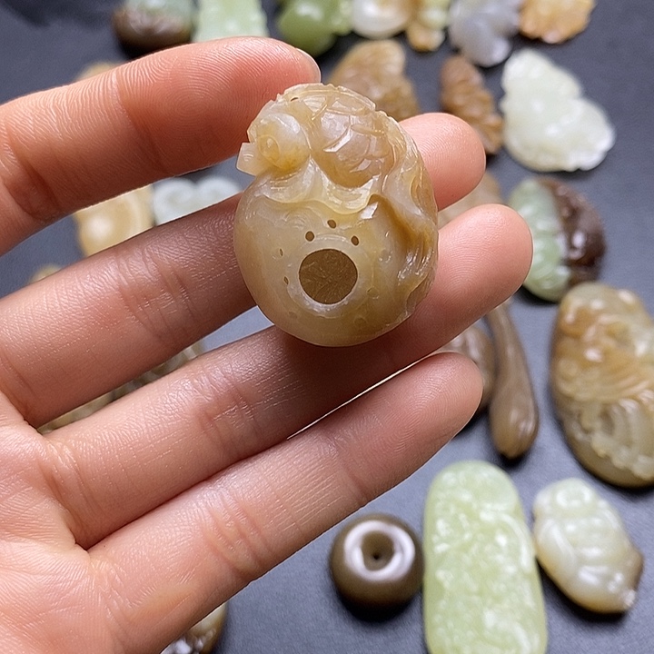 颈饰未镶嵌和田玉佳*