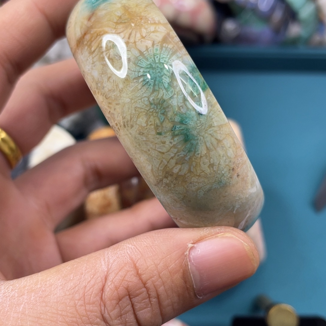 未镶嵌手镯硅化玉