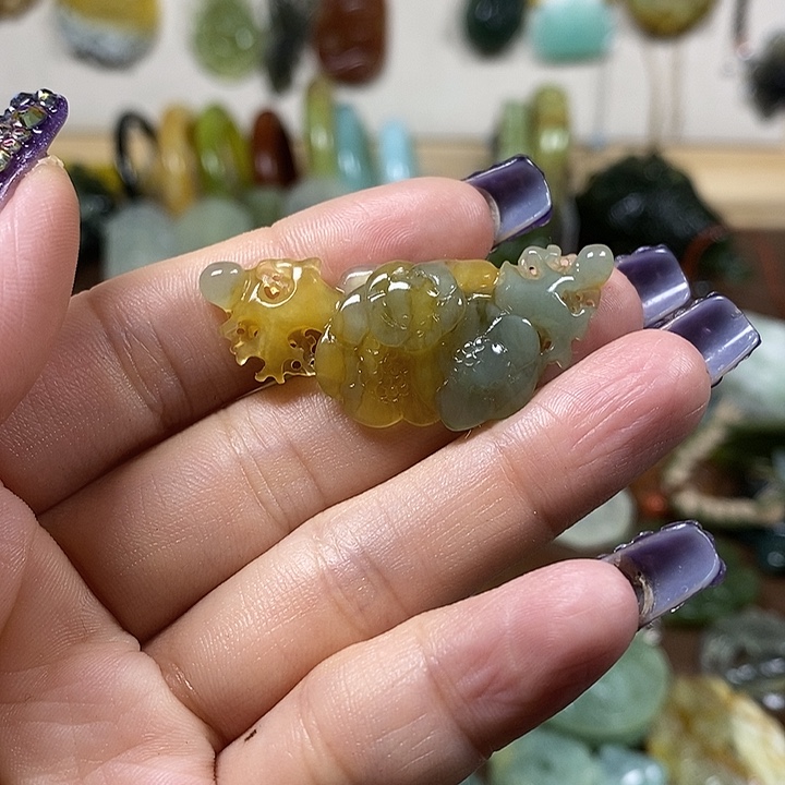 蛇纹石玉吊坠未镶嵌