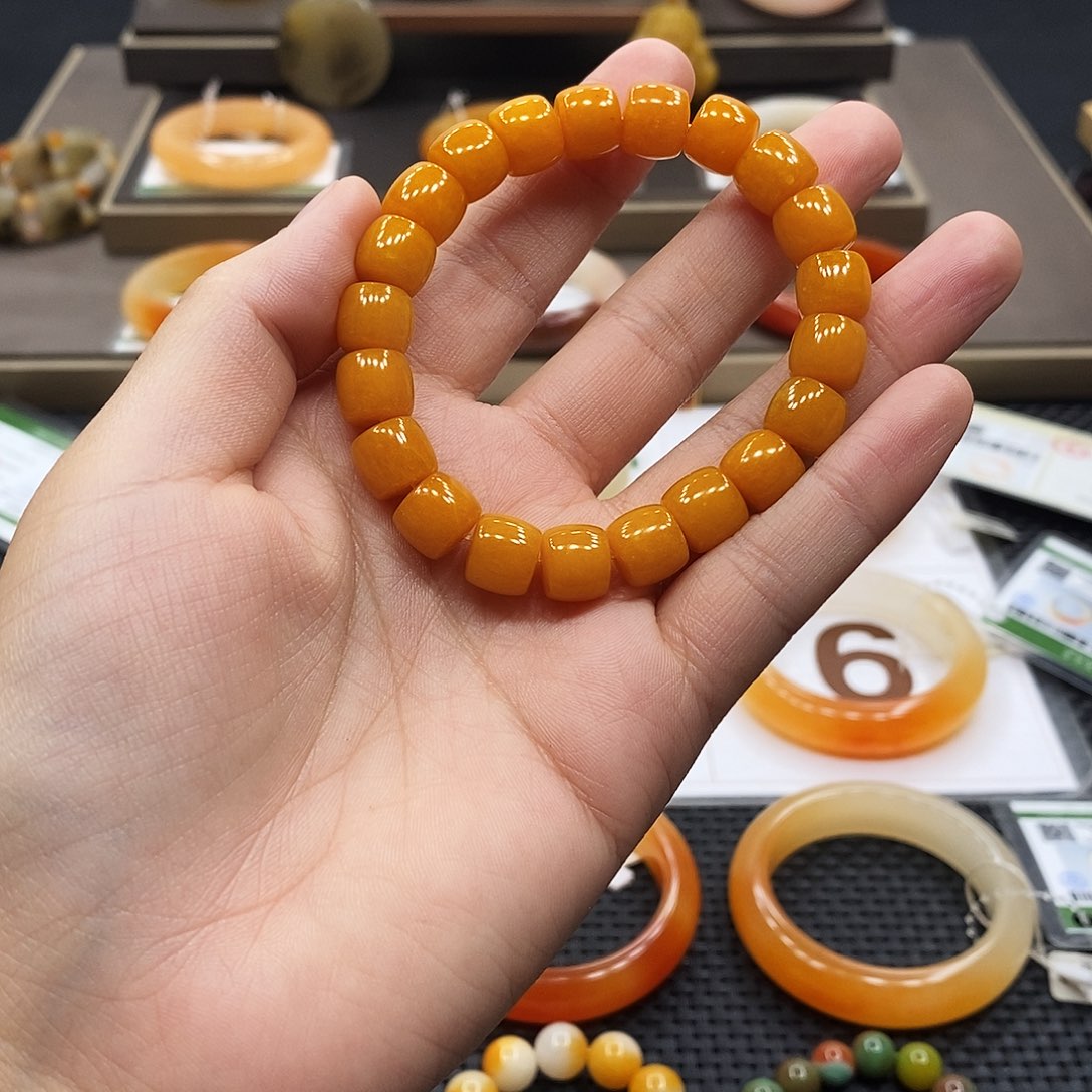 蔡***姐石英质玉（黄龙玉）未镶嵌手镯