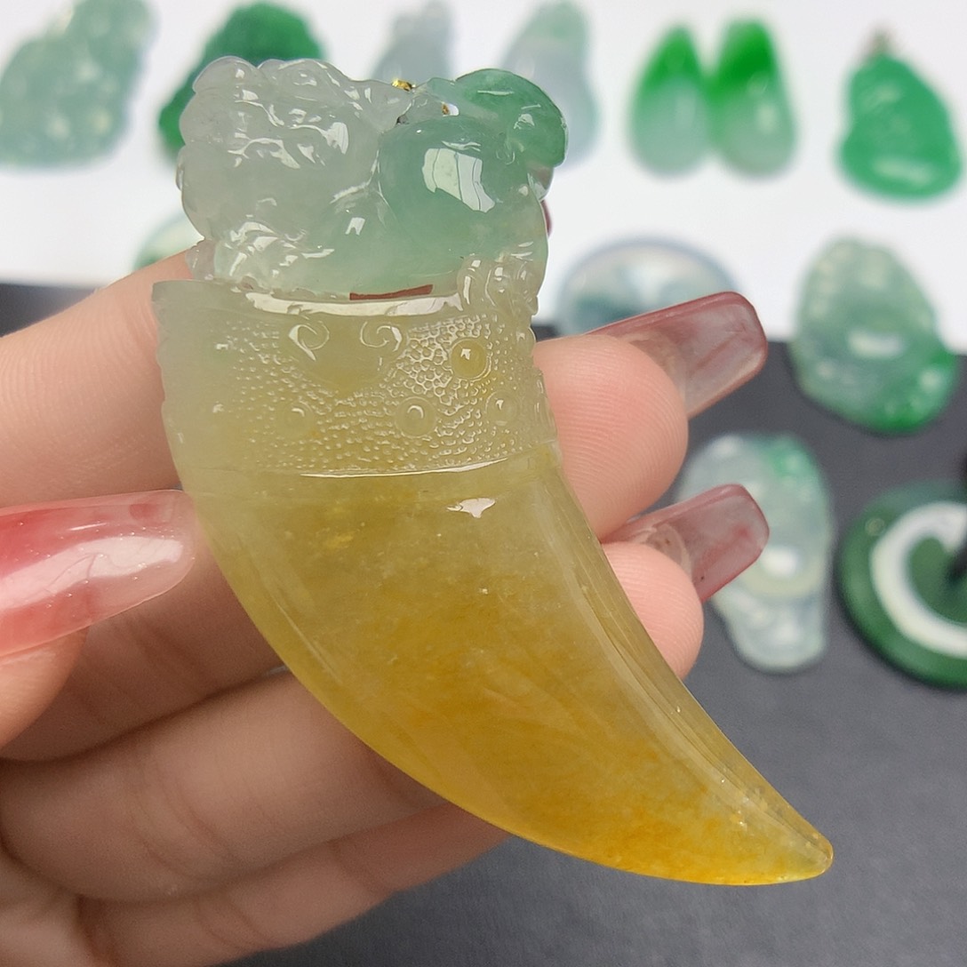 翡翠颈饰未镶嵌龙牙