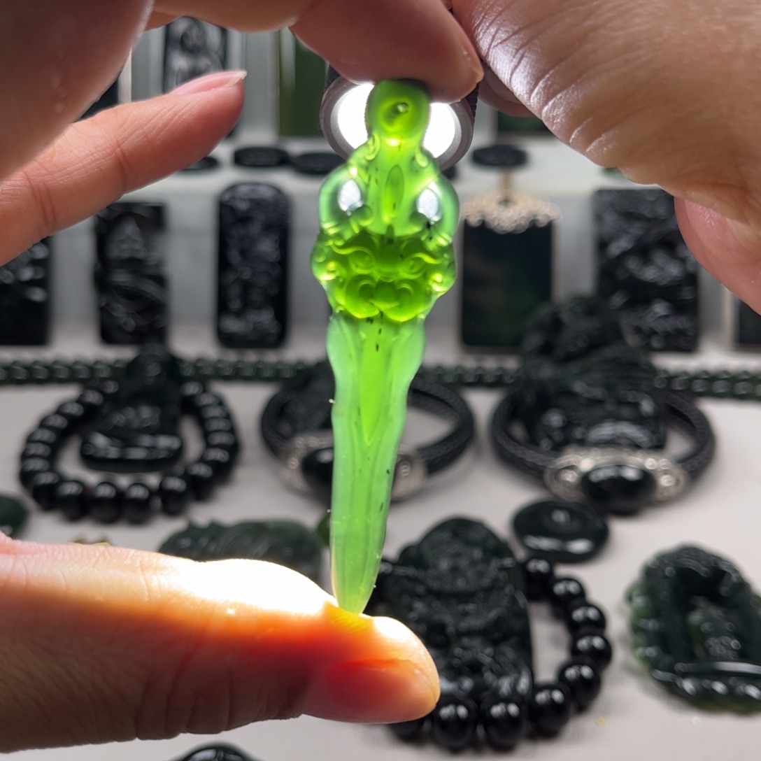 蛇纹石玉颈饰合金