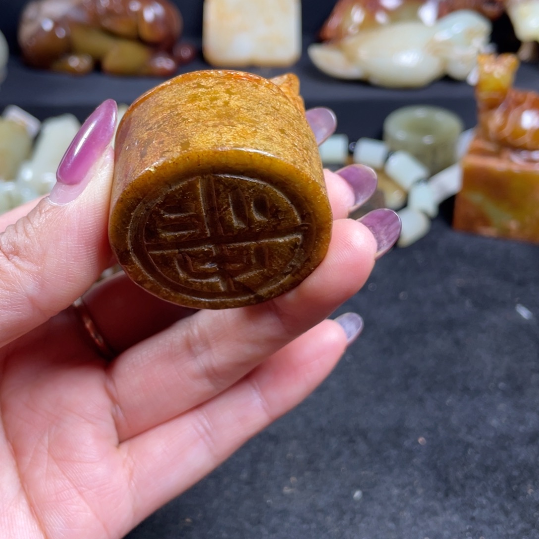 空***人和田玉未镶嵌颈饰