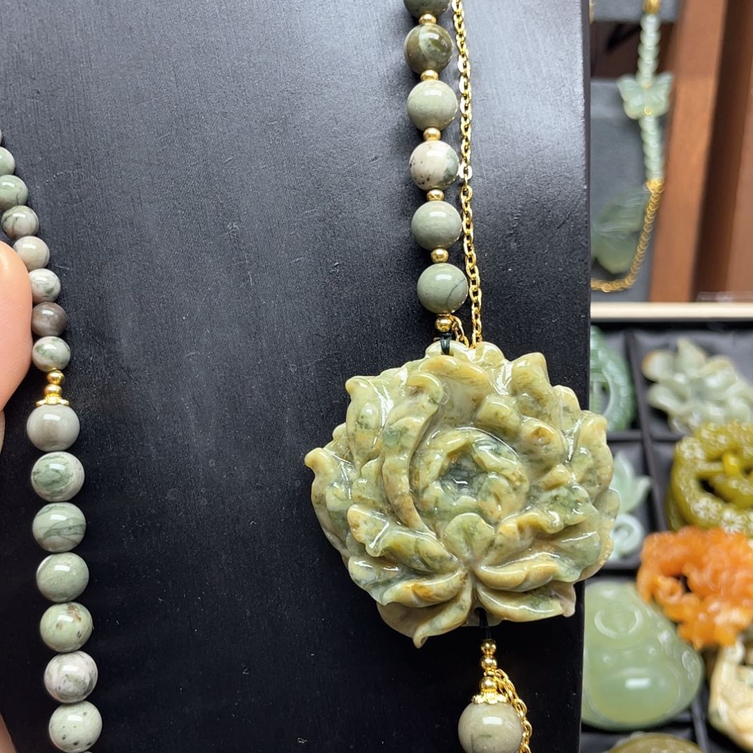 蛇纹石玉未镶嵌颈饰