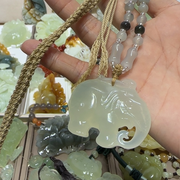 蛇纹石玉吊坠未镶嵌