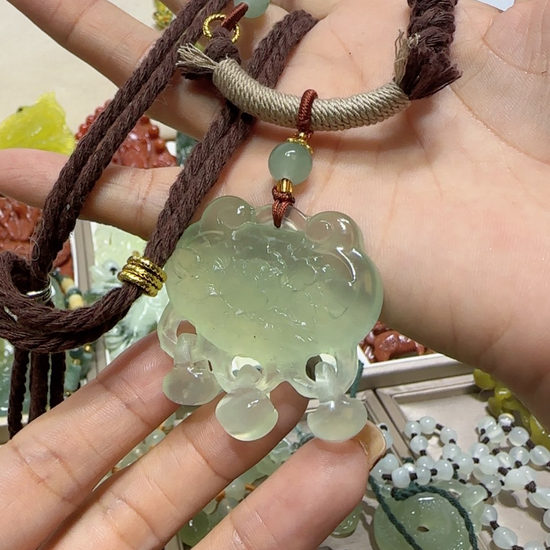 未镶嵌蛇纹石玉吊坠