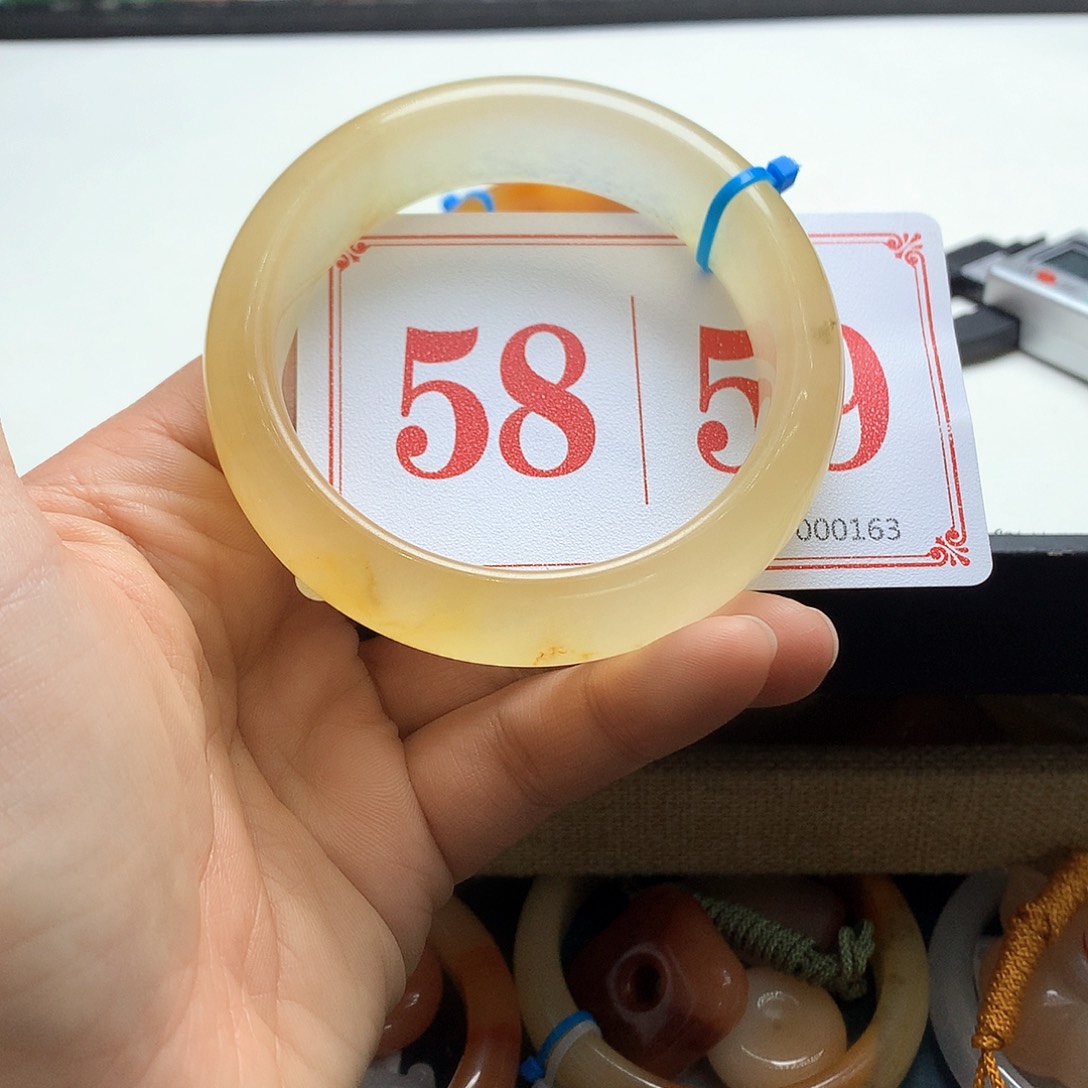 未镶嵌石英质玉（黄龙玉）手镯七*