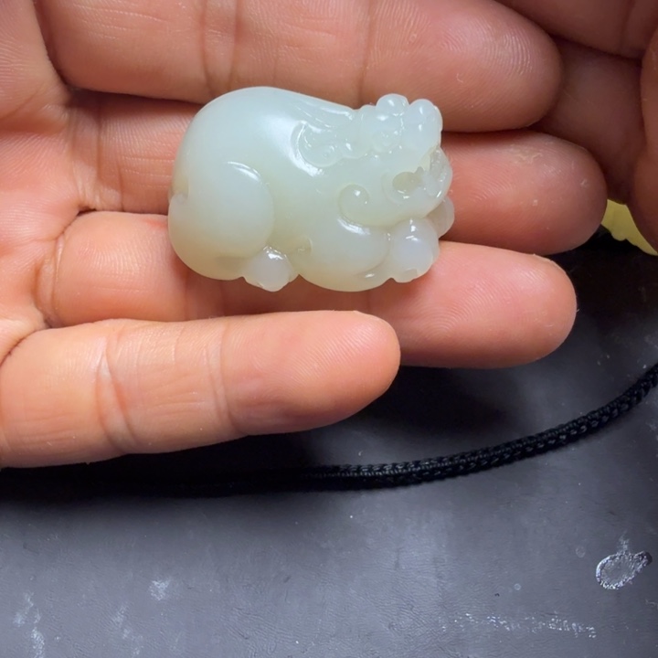 、***意和田玉未镶嵌颈饰