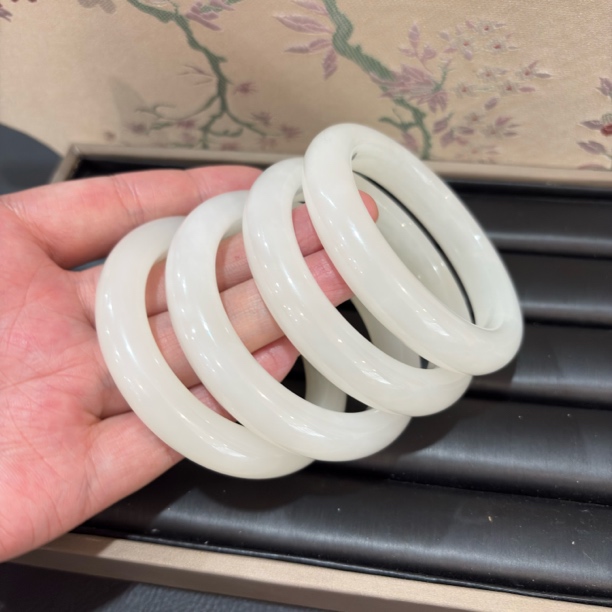 和田玉藕粉冰白手镯新中式送礼物多样性发一