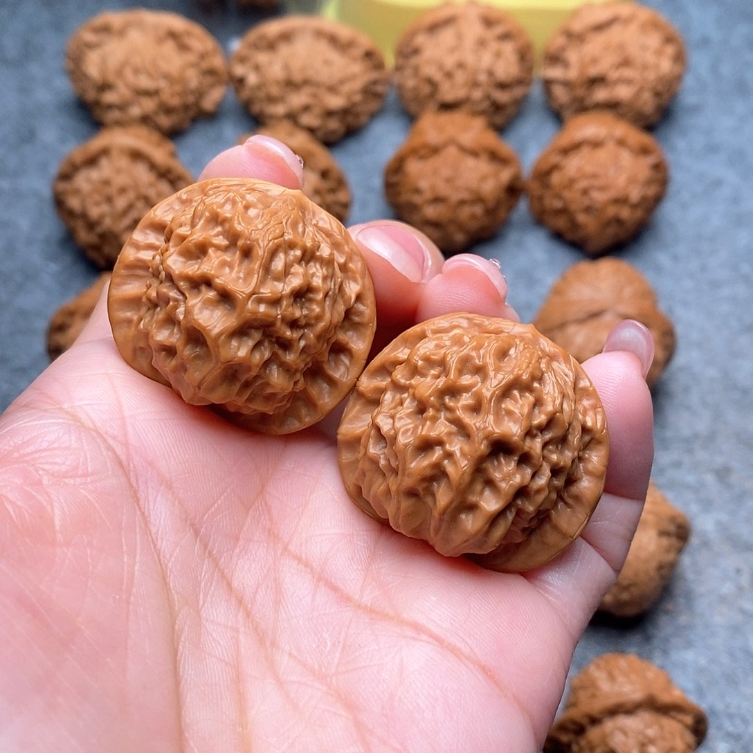 文玩核桃把件精品特价瓷娃娃36