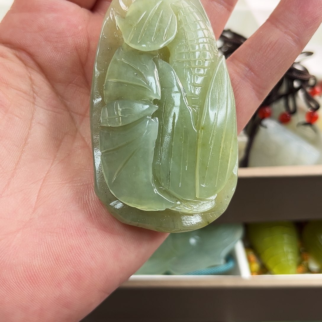 蛇纹石玉颈饰未镶嵌