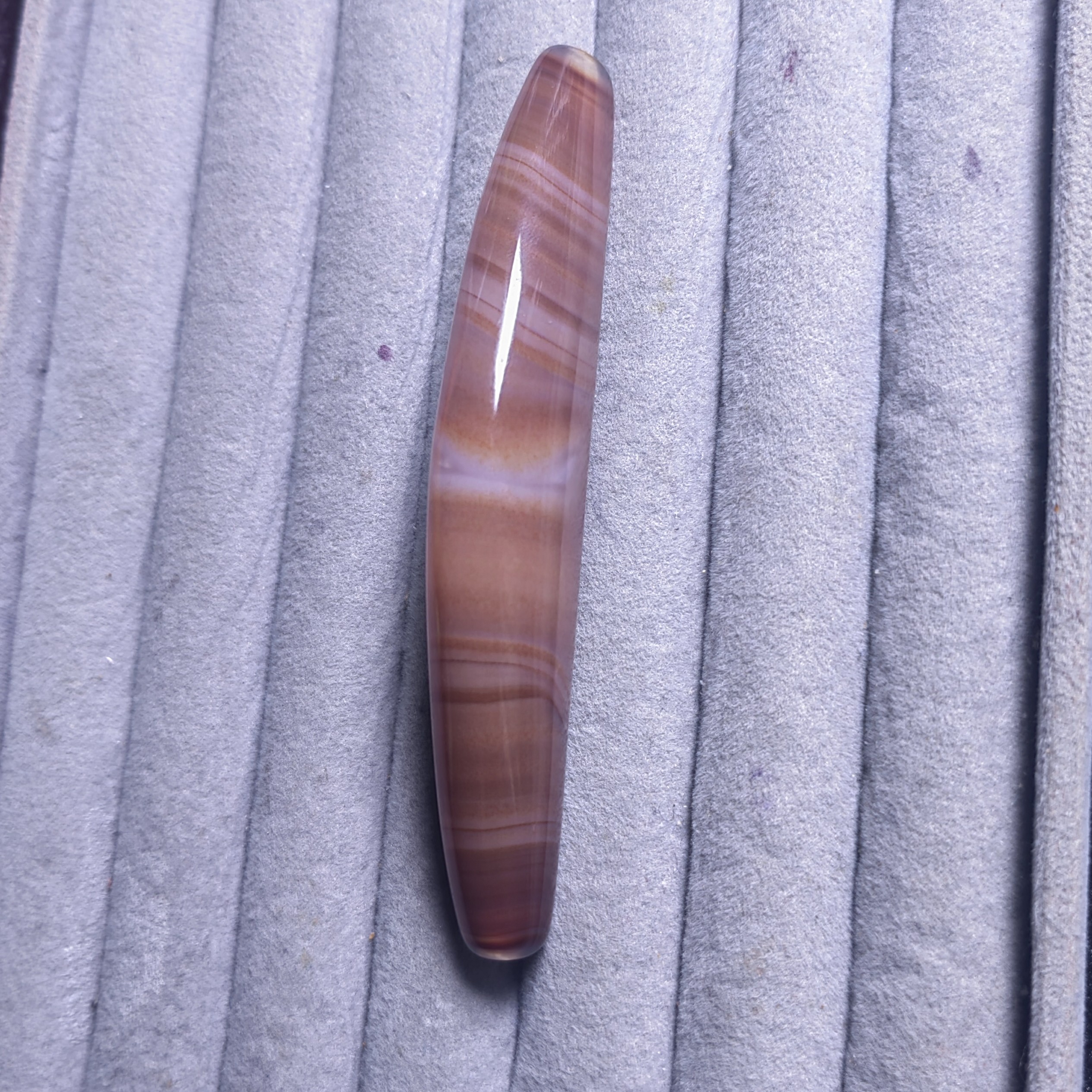 缠丝玛瑙，面具牛角。尺寸约：95.7mm×13.3mm