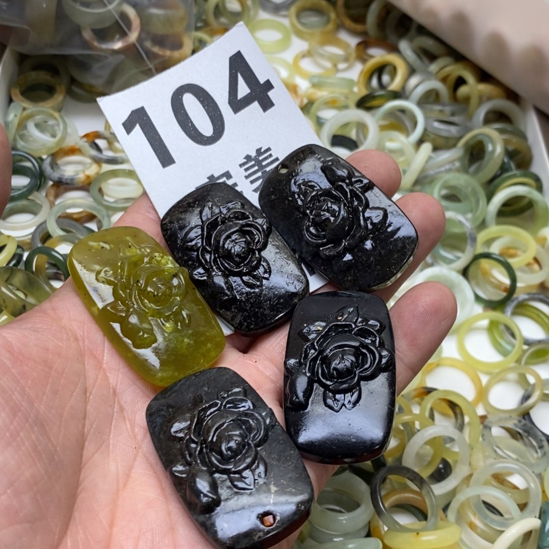 蛇纹石玉未镶嵌挂坠