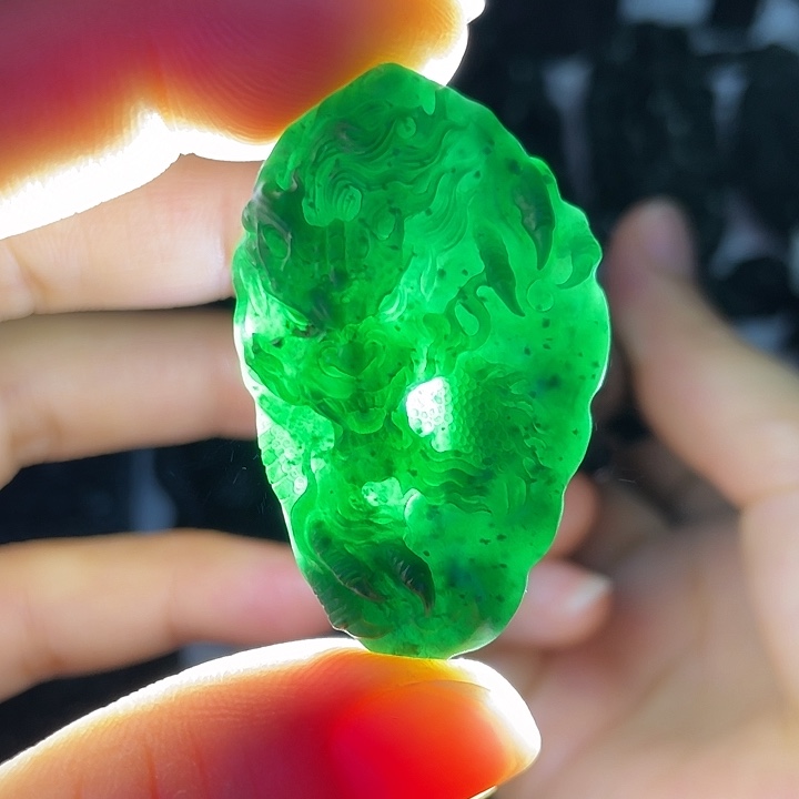 翡翠未镶嵌颈饰龙