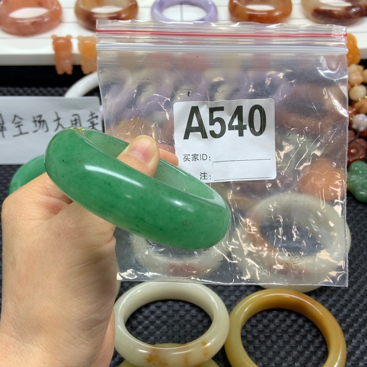 花***来石英质玉未镶嵌手镯