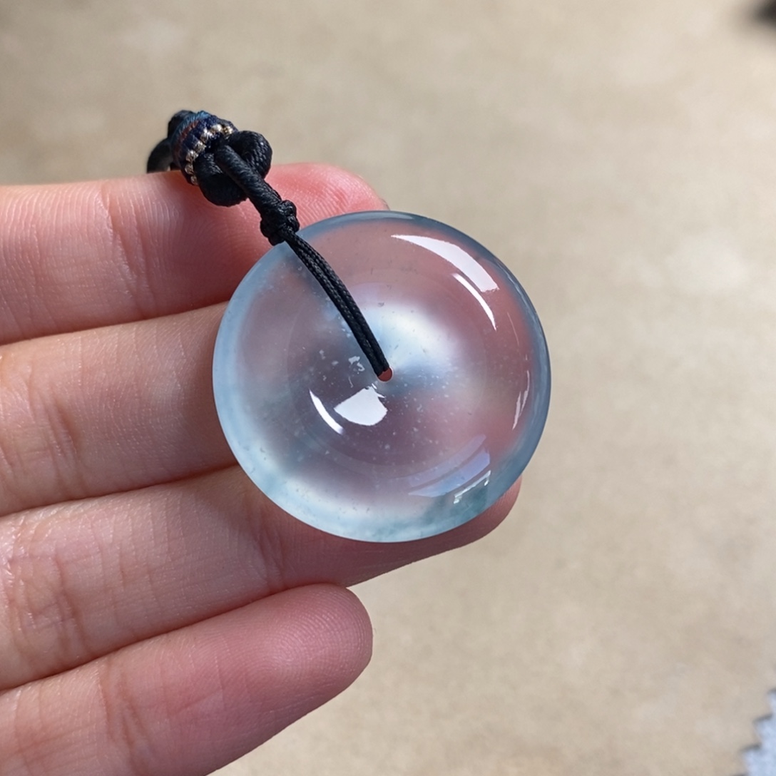 翡翠未镶嵌颈饰玻璃种白底飘蓝花厚装冰透水润平安扣