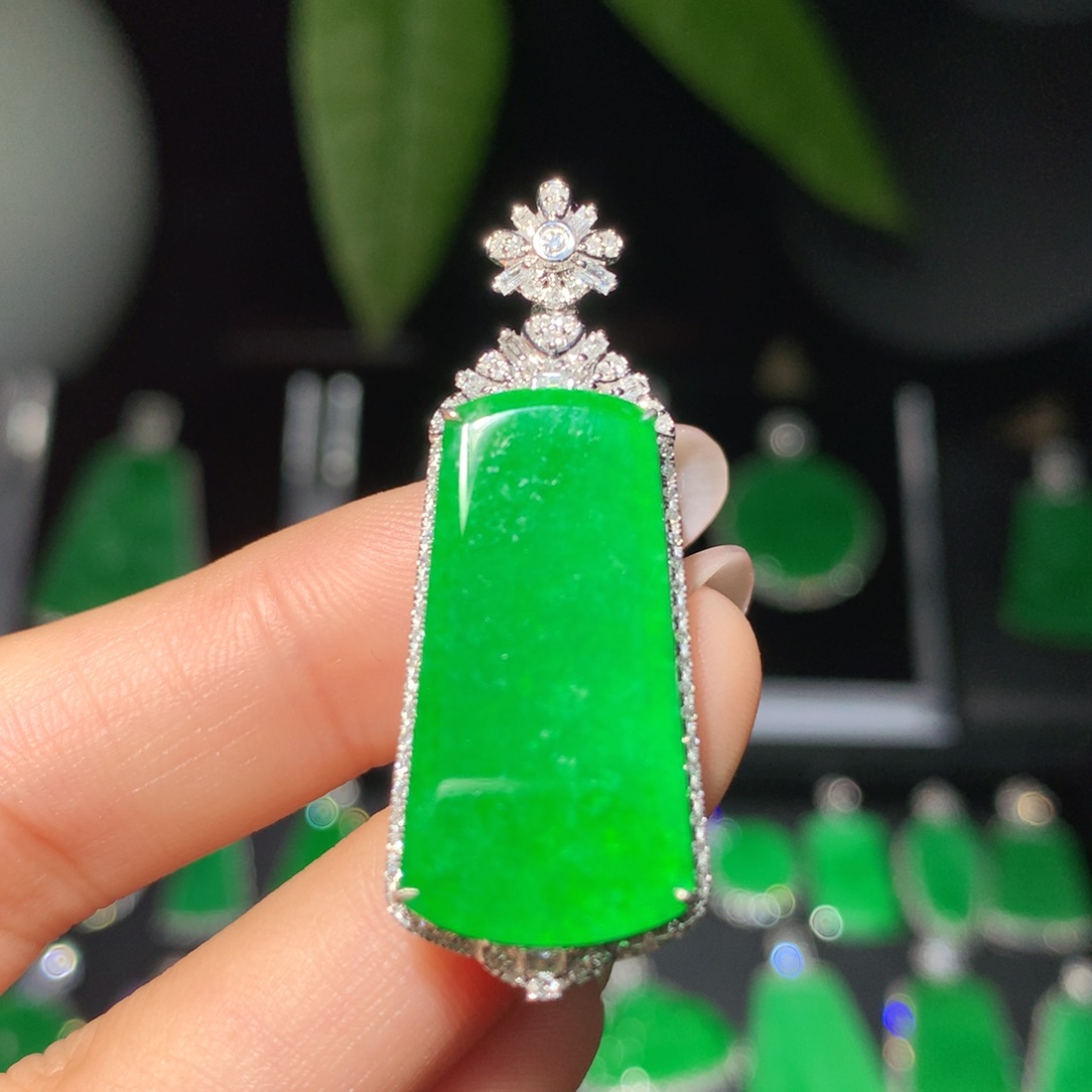 翡翠18K金镶嵌颈饰翡翠