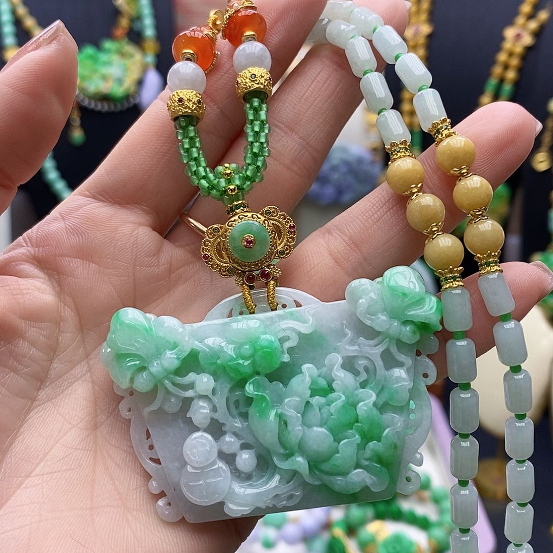 翡翠颈饰未镶嵌天然