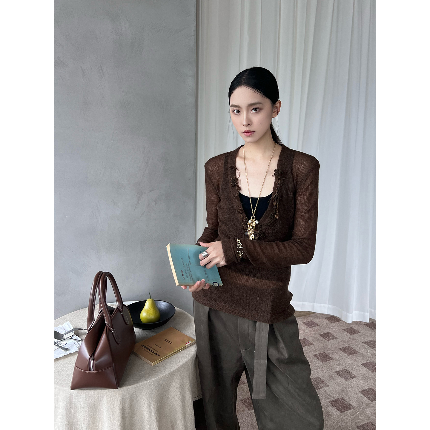 SHELLE ARTISTE 设计师品牌25春夏洋气手工钩花V领毛衣 SOLSOL