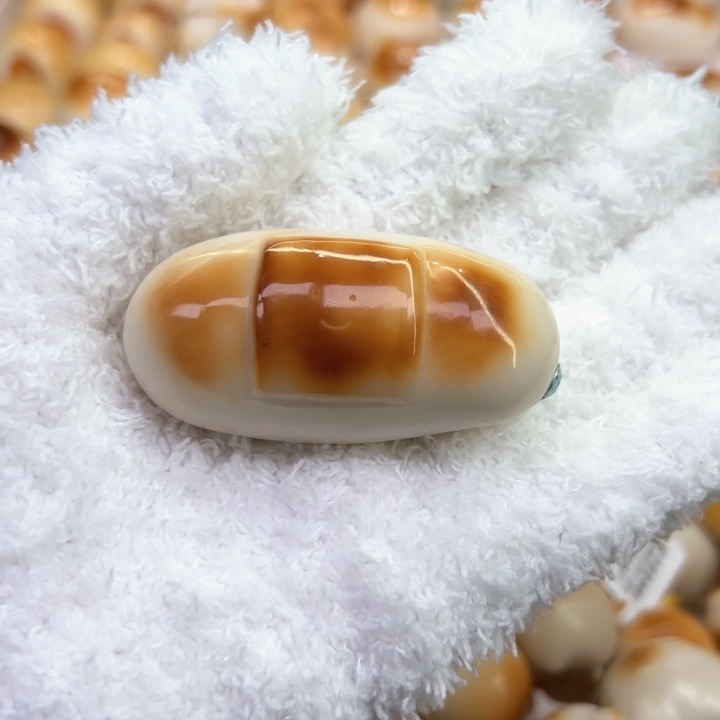 白玉菩提把件80 象牙果原果雕刻创可贴手把件