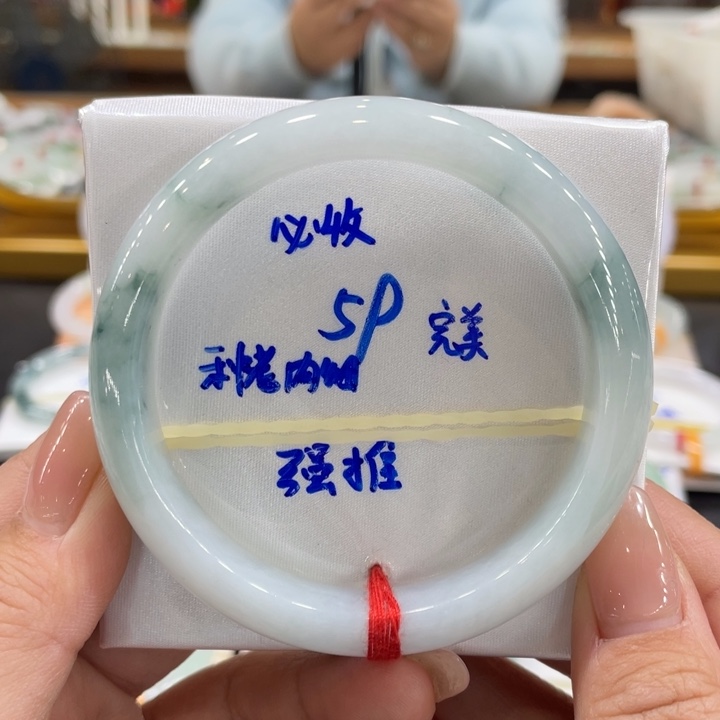 翡翠手镯未镶嵌翡翠