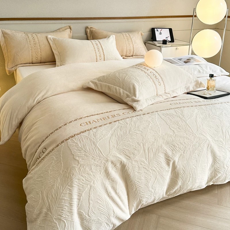 水星系列家纺冬季双面加厚雕花牛奶绒床上四件套珊瑚绒面被套床单