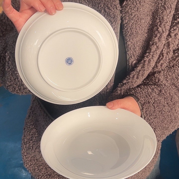 瓷片玉泥白色八英寸双线条深盘两个，包邮，带标