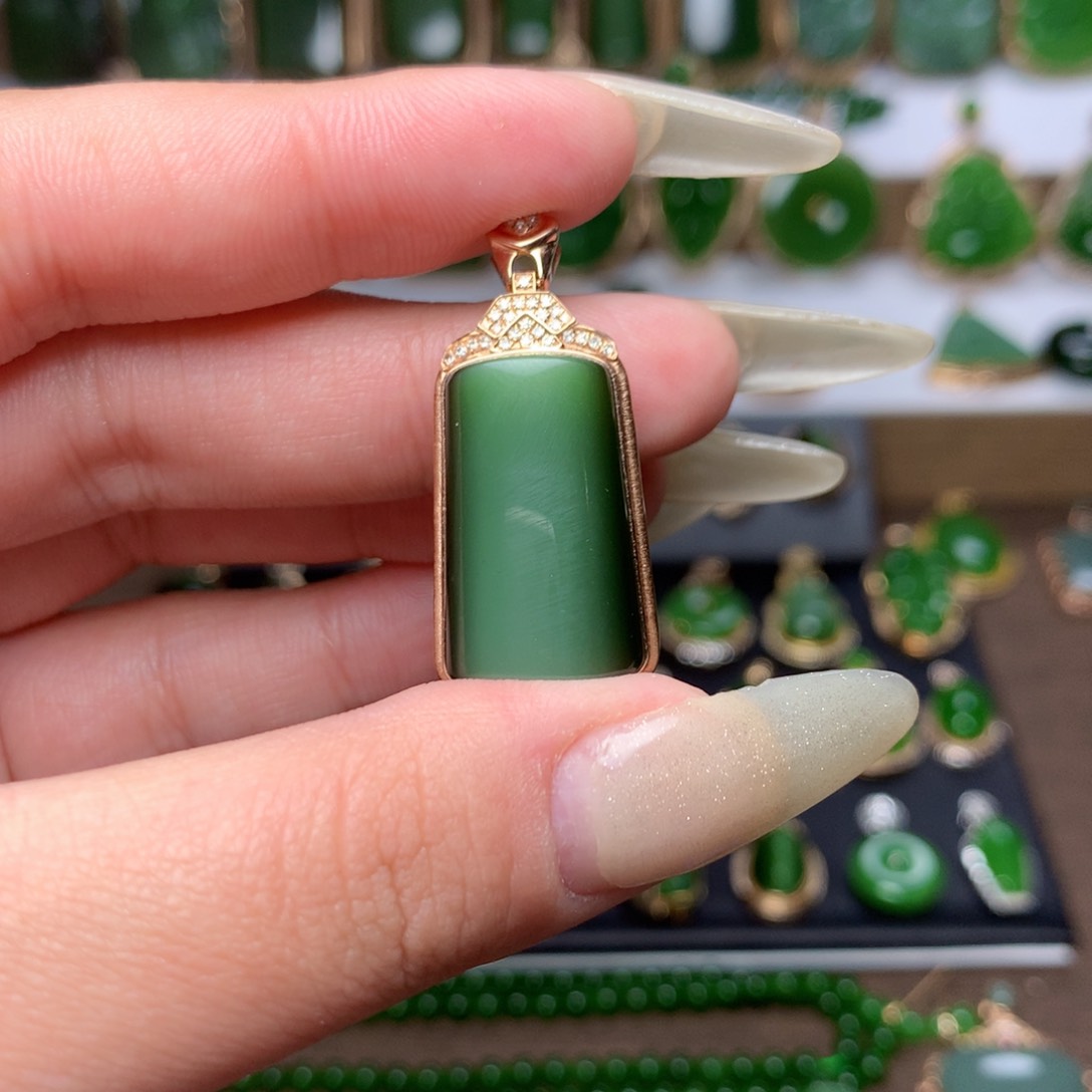 和田玉（碧玉）吊坠18K金镶嵌
