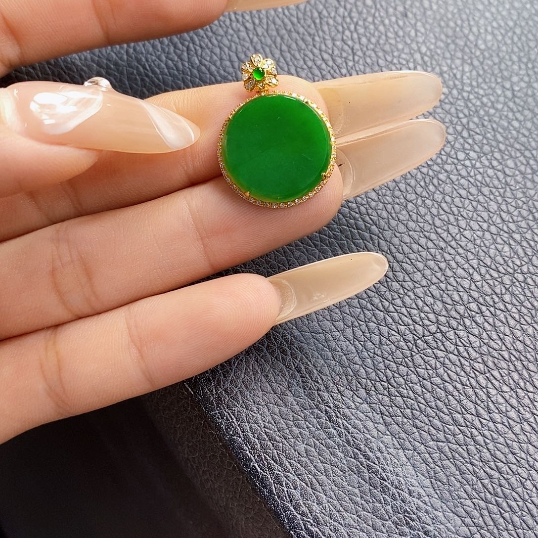 石***转翡翠18K金镶嵌颈饰翡翠