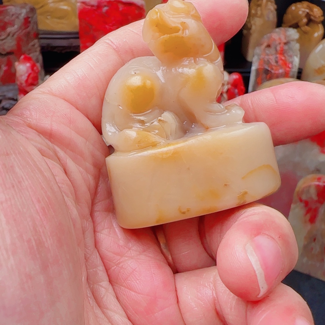 昌化石田黄石纽章