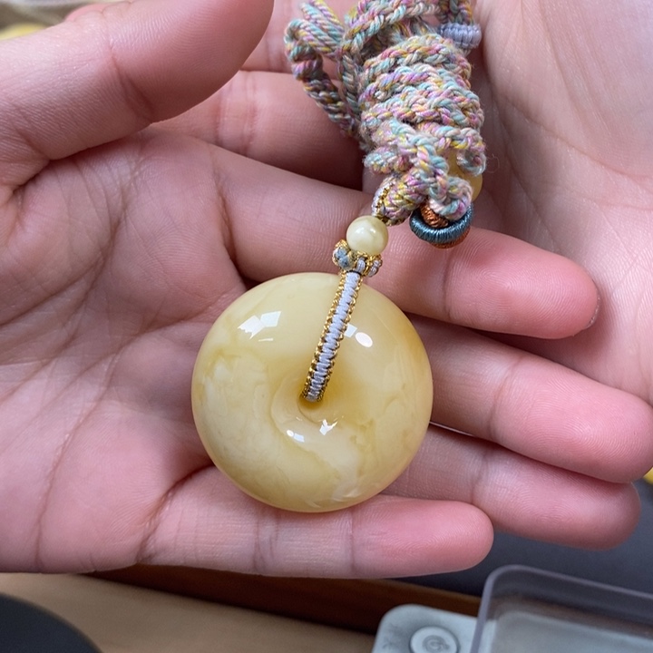 琥珀裸石未镶嵌平安扣