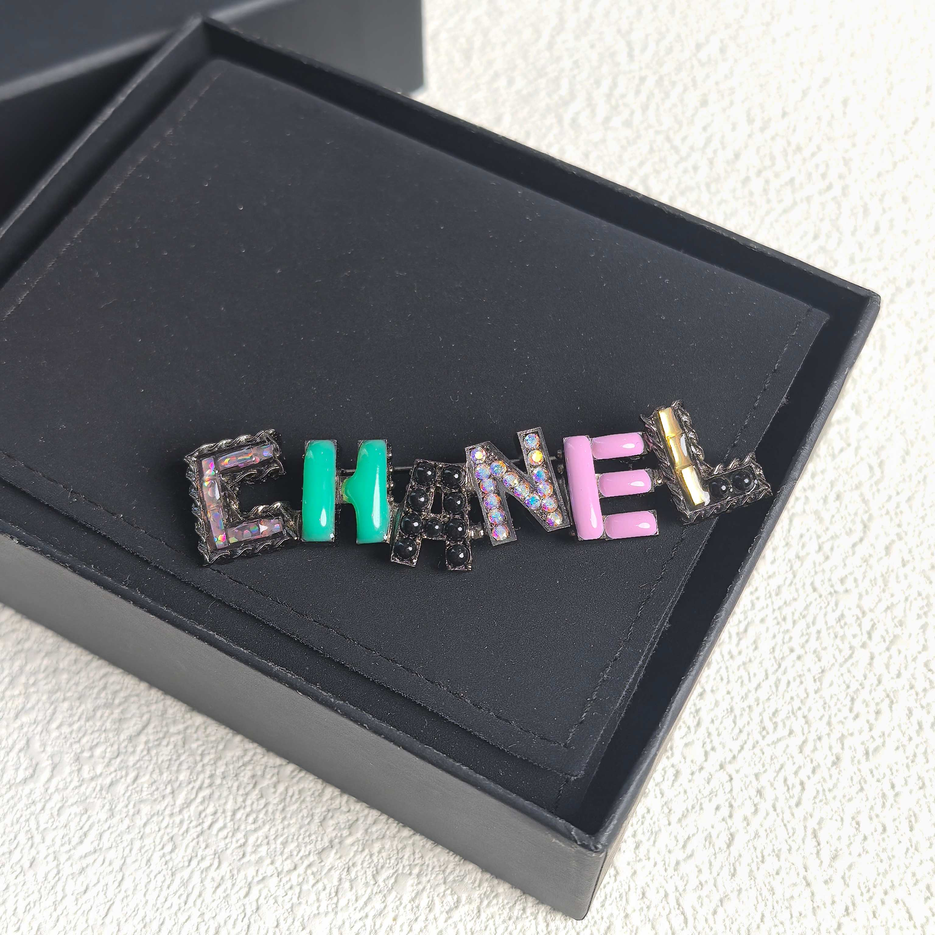 95新 Chanel/香奈儿 泡泡中古 Chanel 彩虹字母胸针