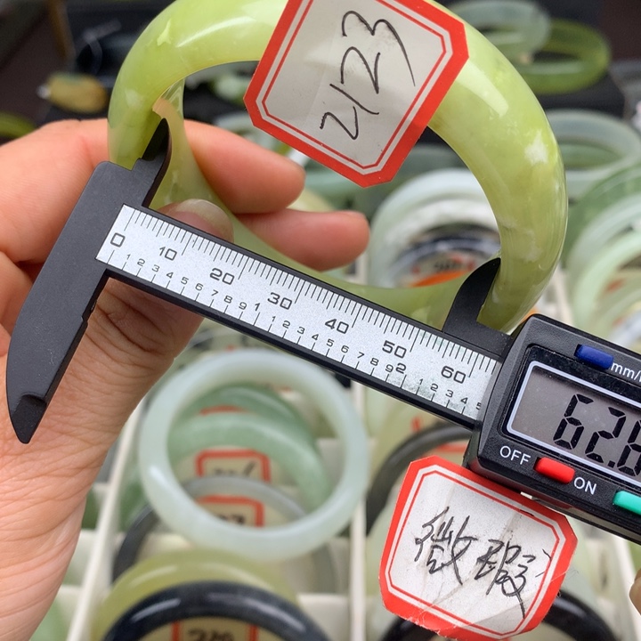 哆***梦蛇纹石玉未镶嵌手镯2123