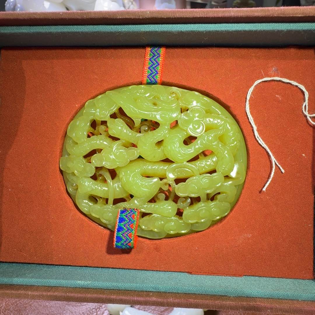 和田玉未镶嵌把件