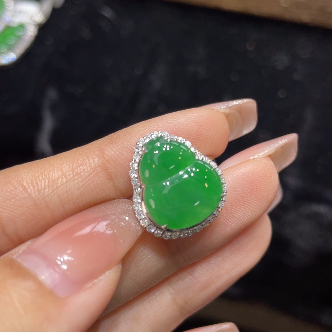 翡翠颈饰18K金镶嵌天然缅甸翡翠