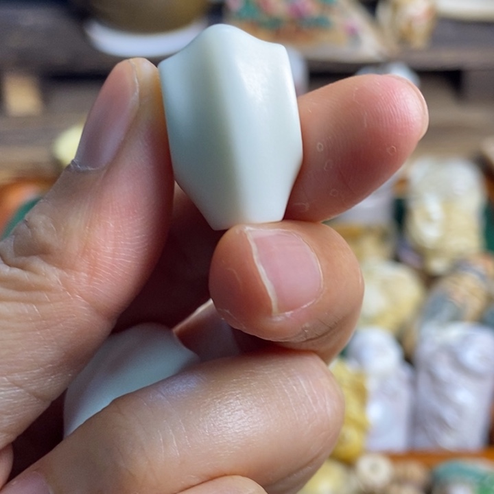 配饰鹿角雕刻一个出