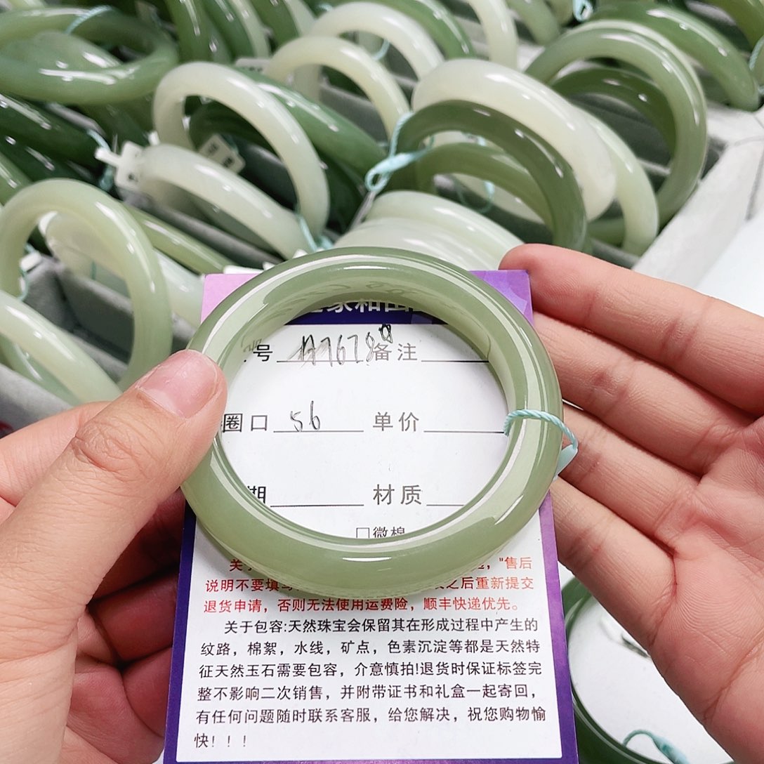 和田玉手镯未镶嵌娜***?