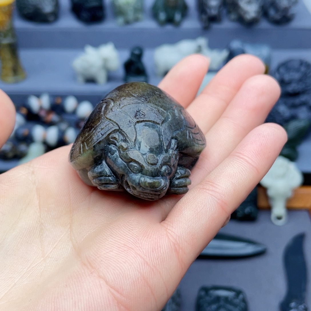 和田玉颈饰未镶嵌龙*