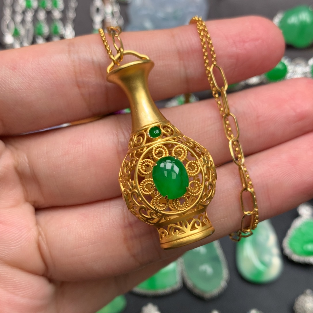 翡翠18K金镶嵌颈饰